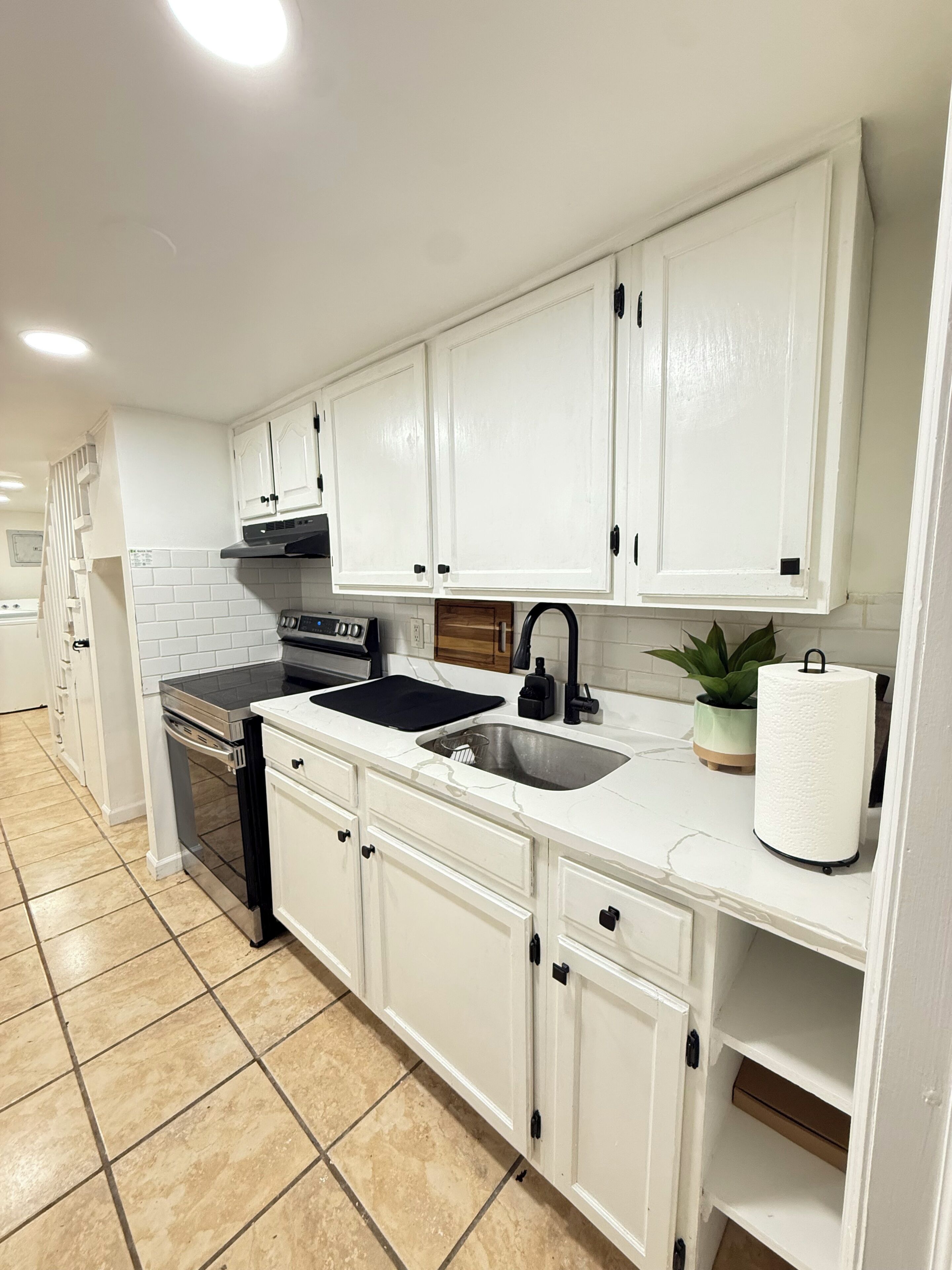 Køleskab, mikrobølgeovn, kogeplade, kaffe-/temaskine