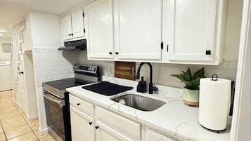 Køleskab, mikrobølgeovn, kogeplade, kaffe-/temaskine