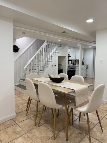 Modern & Cozy 1 Bedroom Apt with Private Backyard.