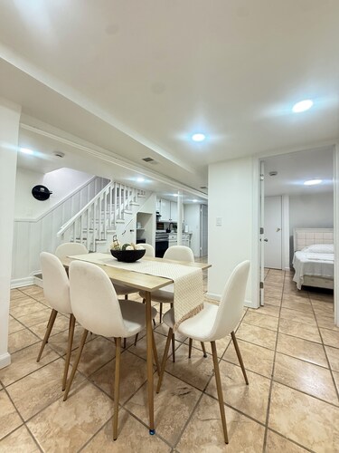 Modern & Cozy 1 Bedroom Apt with Private Backyard.