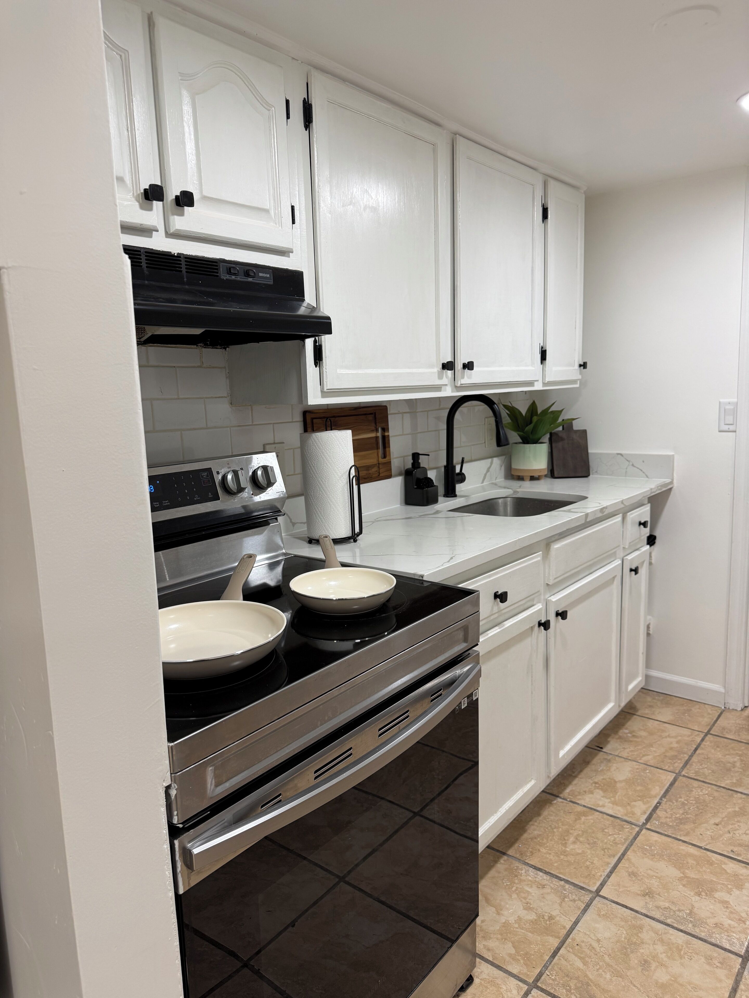 Køleskab, mikrobølgeovn, kogeplade, kaffe-/temaskine