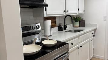 Kjøleskap, mikrobølgeovn, kokeplater og kaffetrakter/tekoker