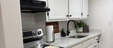 Kjøleskap, mikrobølgeovn, kokeplater og kaffetrakter/tekoker