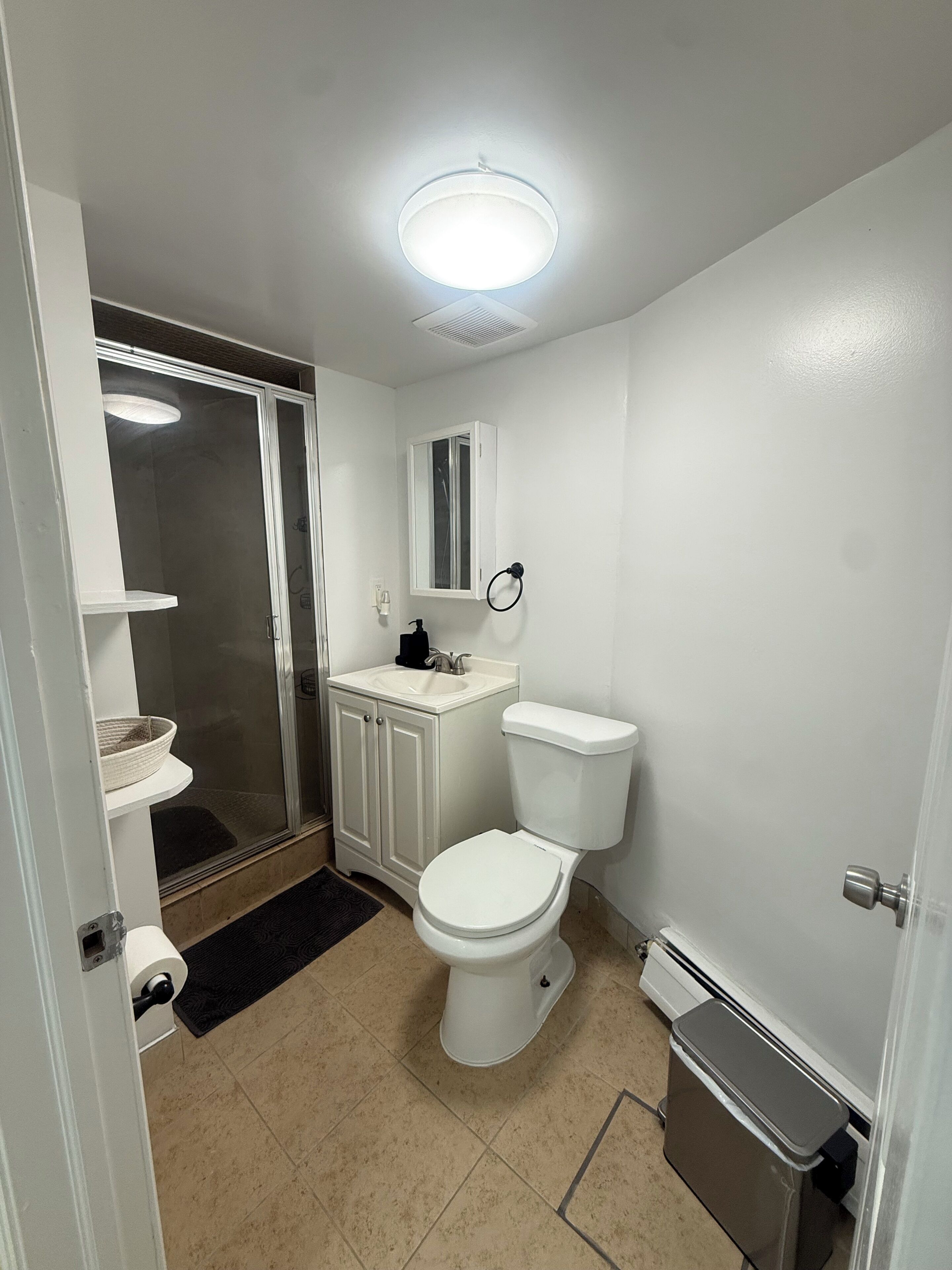 Een haardroger, handdoeken, toiletpapier