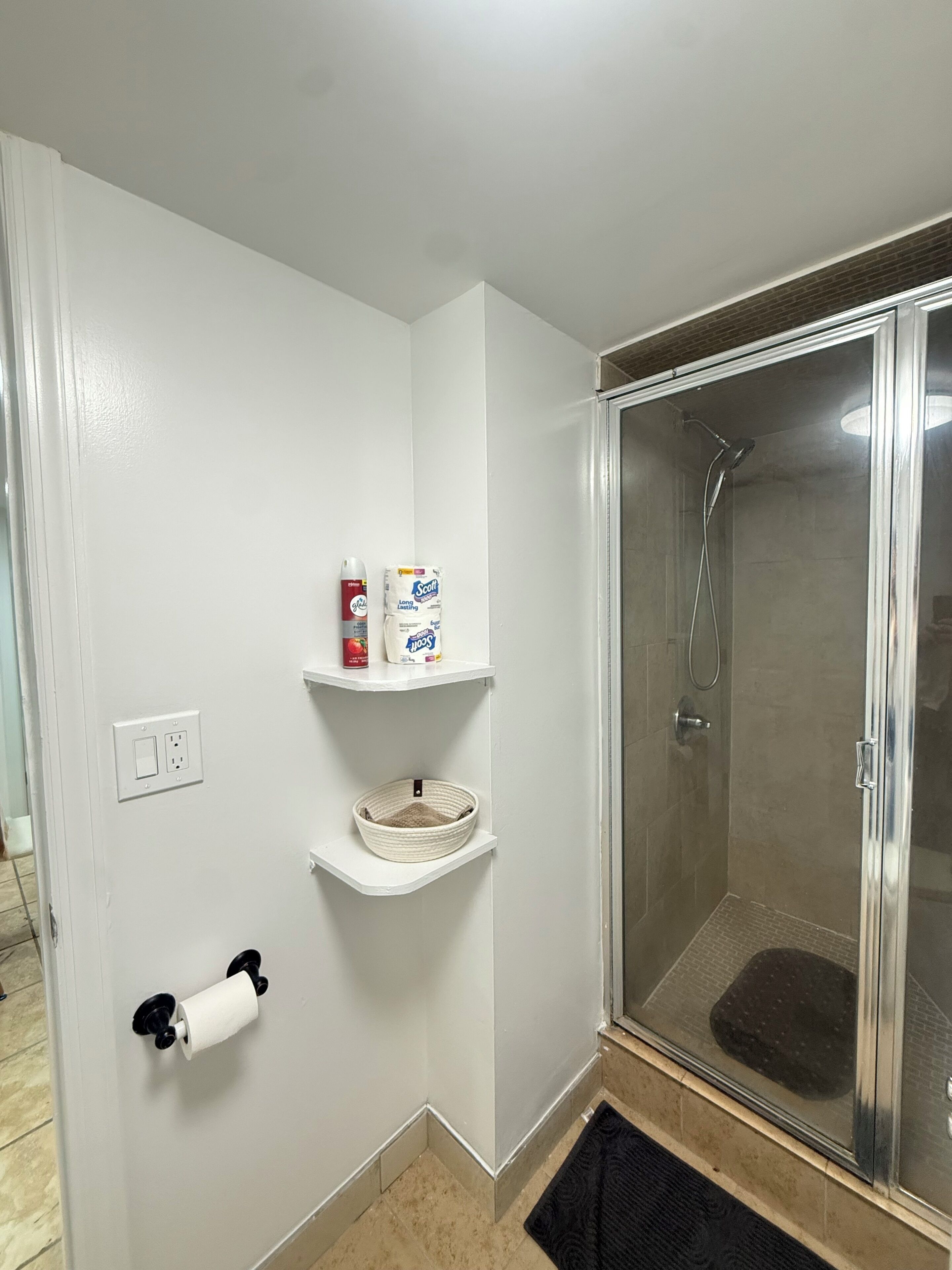 Sèche-cheveux, serviettes fournies, papier toilette