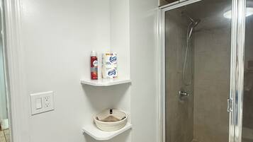 Sèche-cheveux, serviettes fournies, papier toilette