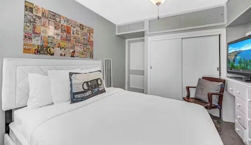 Hardrock Hide-Away! 5-bedroom house with 5 queen beds. Close to Casino