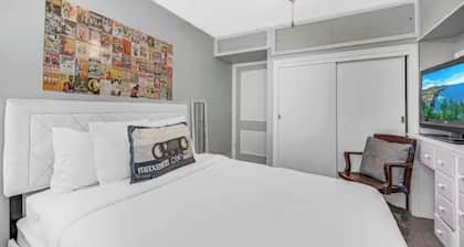Hardrock Hide-Away! 5-bedroom house with 5 queen beds. Close to Casino
