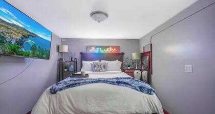 Hardrock Hide-Away! 5-bedroom house with 5 queen beds. Close to Casino