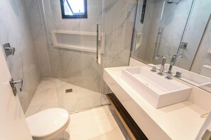 Douche, sèche-cheveux, serviettes fournies, savon