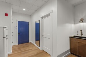 Interior - The Optimist Guesthouse 3 - Downtown Camden Stylish Luxury Apartment (Camden)