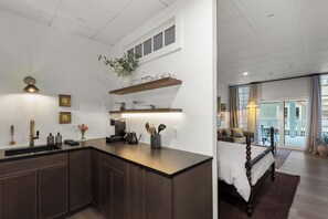 1 bedroom, iron/ironing board, WiFi, bed sheets - The Optimist Guesthouse 3 - Downtown Camden Stylish Luxury Apartment (Camden)