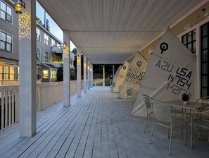 Outdoor dining - The Optimist Guesthouse 3 - Downtown Camden Stylish Luxury Apartment (Camden)