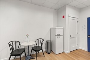 Interior - The Optimist Guesthouse 3 - Downtown Camden Stylish Luxury Apartment (Camden)