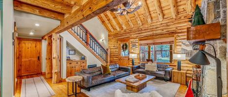 智能电视、壁炉、办公室、电脑显示器