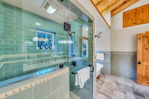 Een douche, een haardroger, handdoeken, shampoo