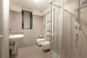 Douche, bidet, serviettes fournies