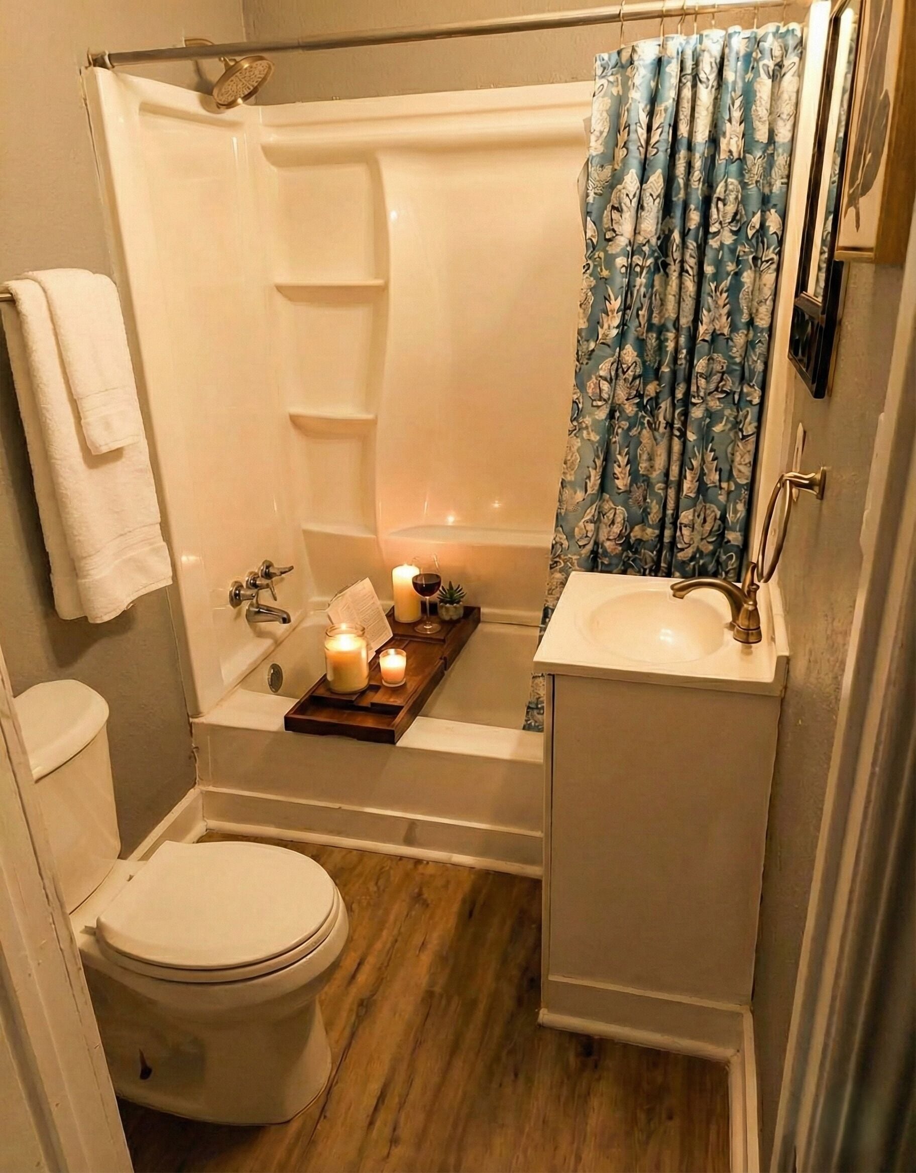 Toalhas de banho, sabonete, papel higiênico 