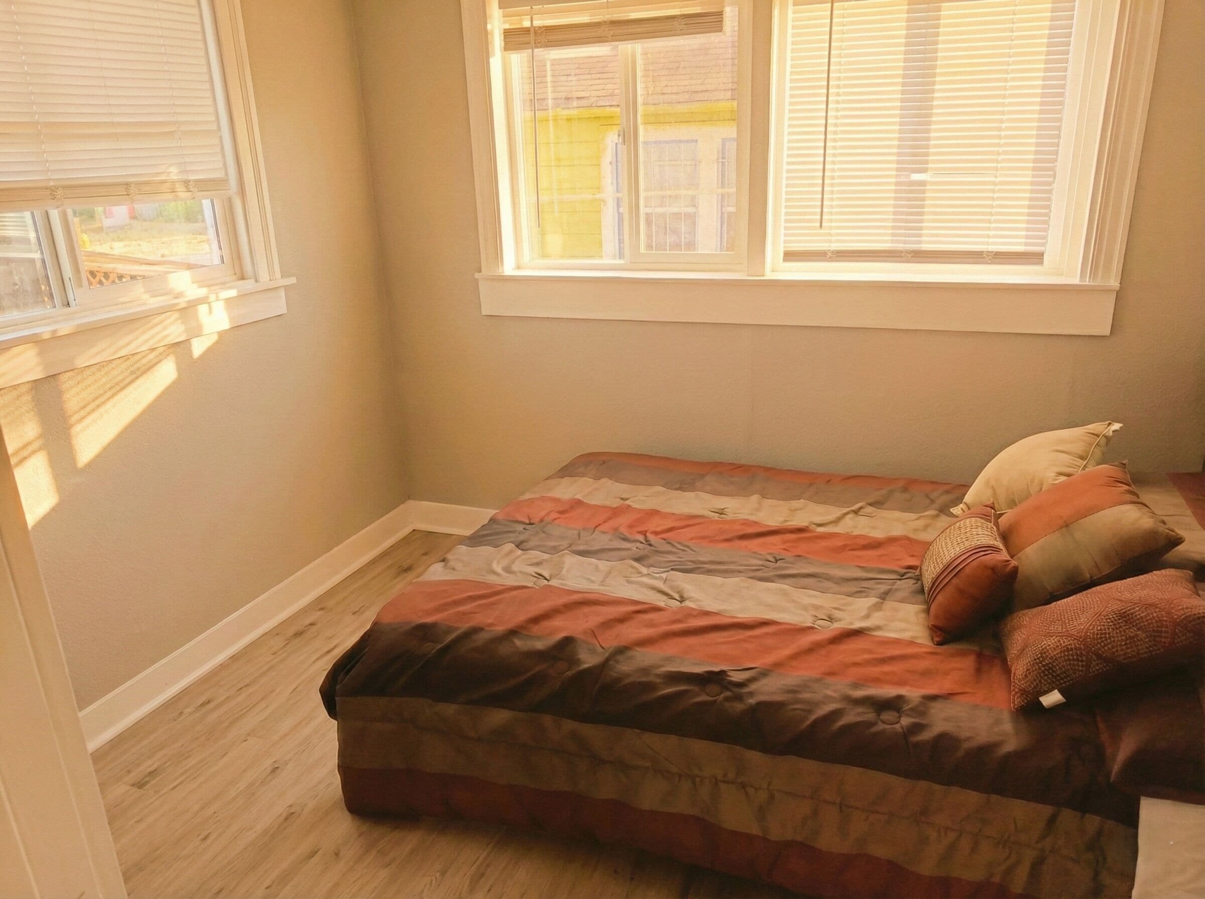 Tabla de planchar con plancha, wifi gratis y ropa de cama 