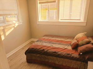 Iron/ironing board, free WiFi, bed sheets - Cozy 2-bedroom house in welcoming Oakland with AC (Oakland)