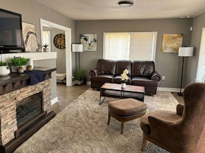 Smart TV - Cozy 2-bedroom house in welcoming Oakland with AC (Oakland)