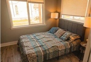 Tabla de planchar con plancha, wifi gratis y ropa de cama 