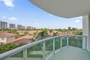 Property grounds - Sunny Isles Resort by the beach w/ Pool, Games & Gym (Sunny Isles Beach)