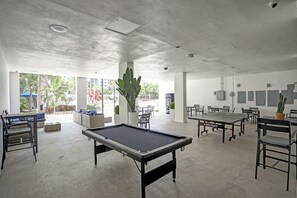 Outdoor dining - Sunny Isles Resort by the beach w/ Pool, Games & Gym (Sunny Isles Beach)