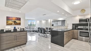 Een koelkast, een microgolfoven, een oven, een kookplaat