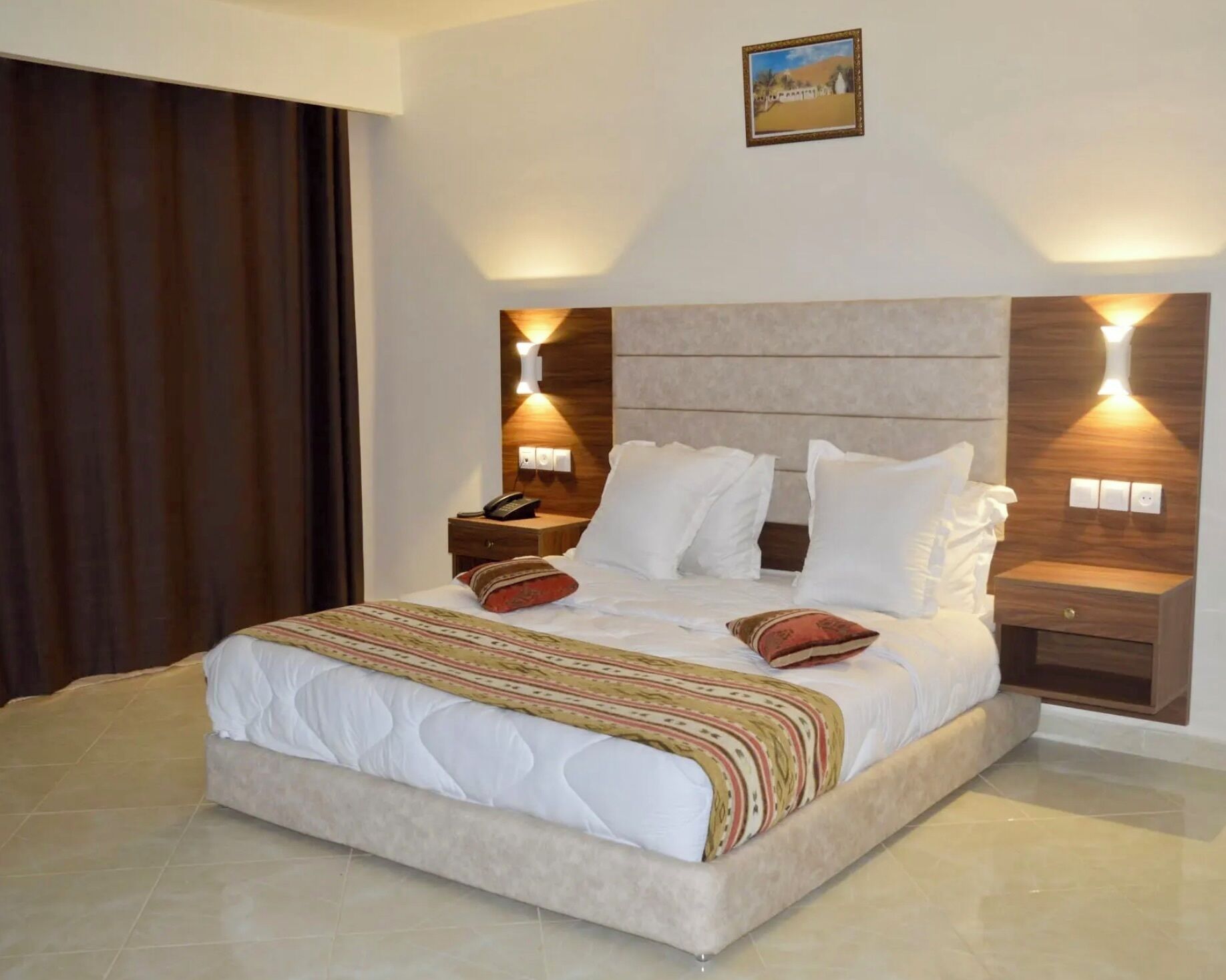 Phòng đôi hoặc 2 giường đơn Tiêu chuẩn | Bàn, khu vực làm việc phù hợp cho laptop, màn/rèm cản sáng 