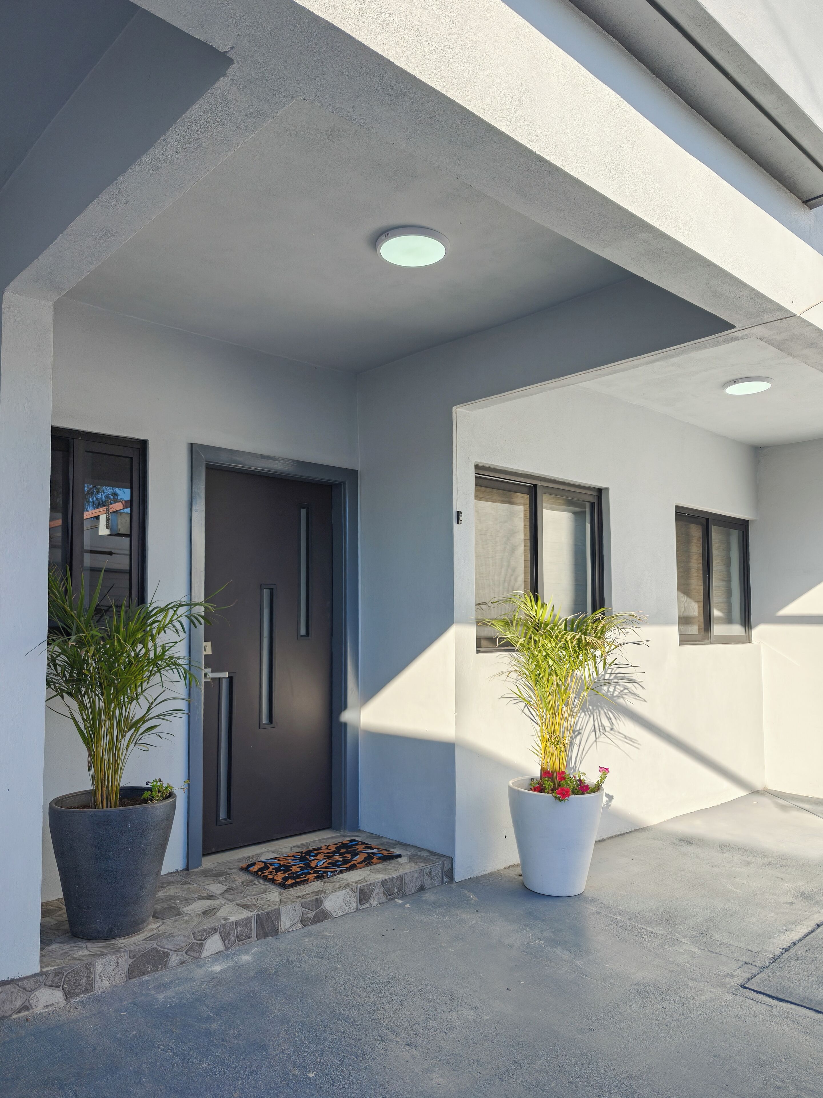 Vista frontal de la propiedad