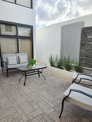 Departamento Deluxe, vista a la montaña | Área de sala de estar