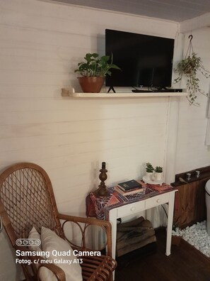 Interior - Romantic cabin with hot tub, on the wine route, Campos do Jordão, SP. (Campos do Jordão)