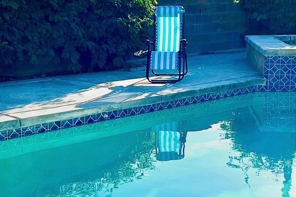 Una piscina al aire libre, una piscina climatizada