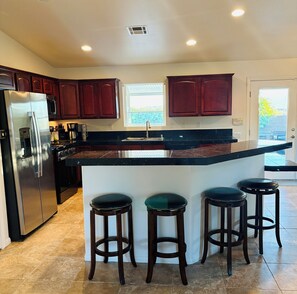 Fridge, microwave, oven, stovetop - Stunning Views with Beautiful Sunsets Just Minutes away from Palm Springs ADA (Desert Hot Springs)