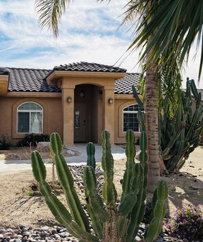 Exterior detail - Stunning Views with Beautiful Sunsets Just Minutes away from Palm Springs ADA (Desert Hot Springs)