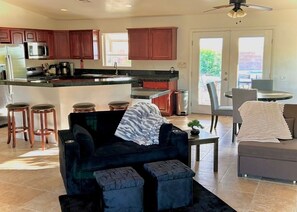 Smart TV, fireplace, video games, table football - Stunning Views with Beautiful Sunsets Just Minutes away from Palm Springs ADA (Desert Hot Springs)