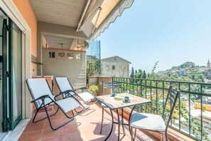 Outdoor dining - GuestHost - Romantic Retreat in Taormina (Taormina)