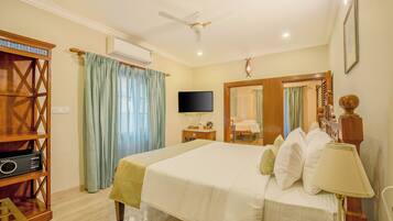 Fontainhas Heritage Suite | In-room safe, desk, laptop workspace, iron/ironing board