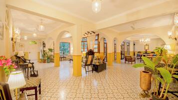 Coin salon dans le hall