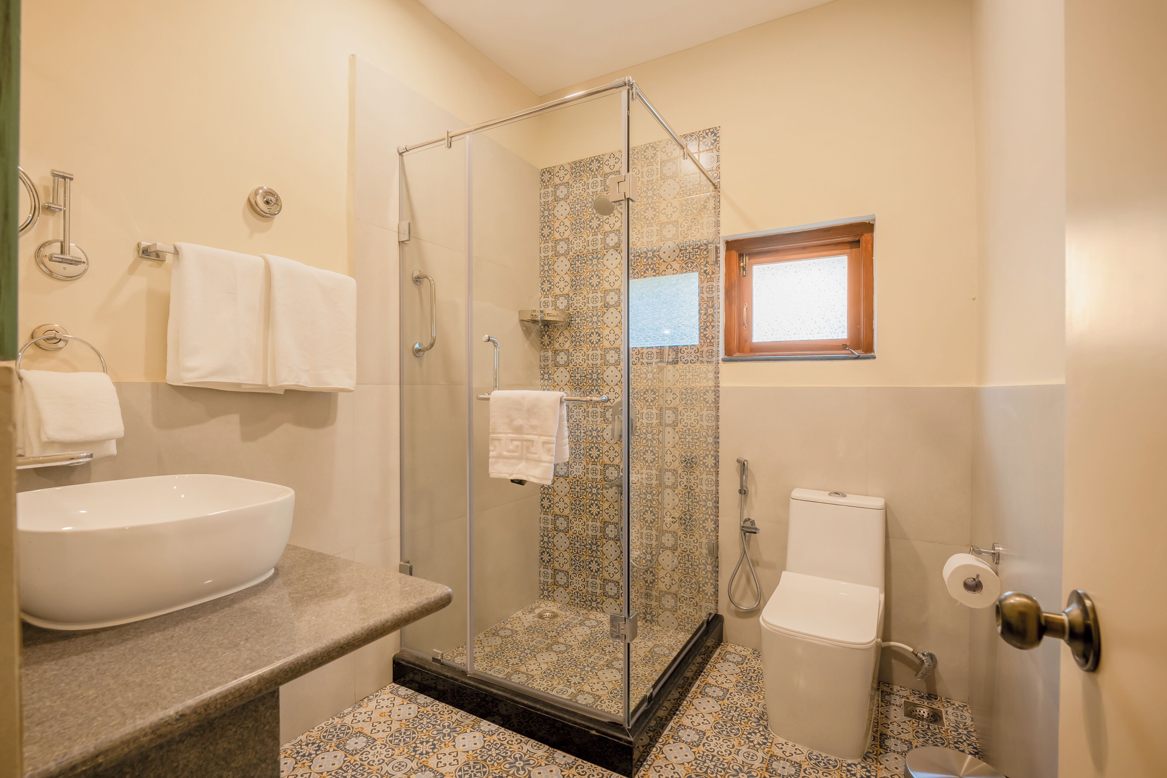 Suite Confort, vista a la ciudad | Baño | Secadora de cabello, toallas, jabón, shampoo 