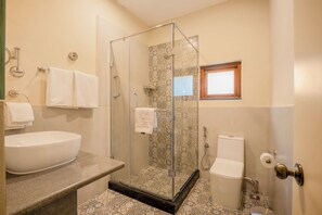 Comfort Suite, City View | Bathroom | Hair dryer, towels, soap, shampoo - Pousada St. Ines Boutique Stays (Panaji)