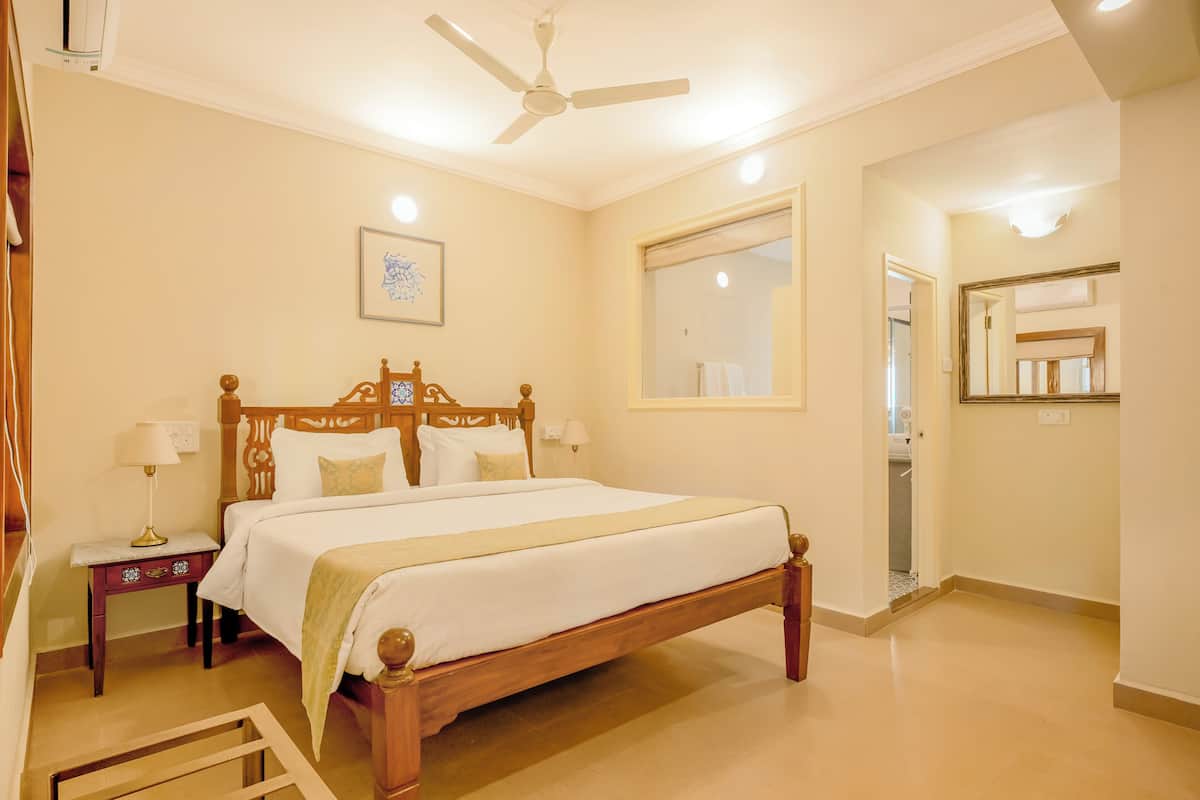 Fontainhas Heritage Suite | In-room safe, desk, laptop workspace, iron/ironing board