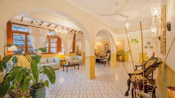 Coin salon dans le hall