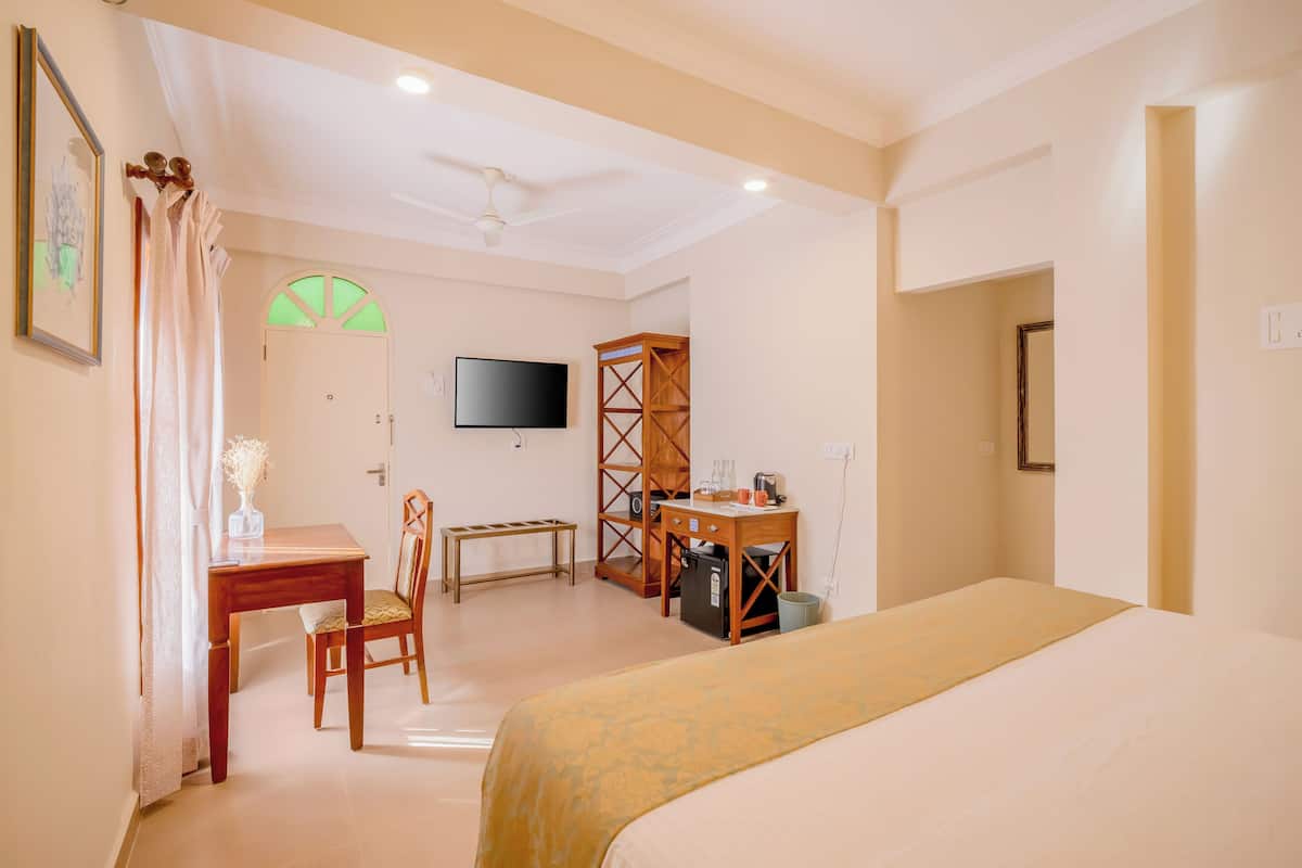 Azulejo Premium Room | In-room safe, desk, laptop workspace, iron/ironing board