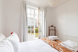 2 bedrooms, desk, iron/ironing board, Internet - Elegant Two Bed Near Shoreditch (London)