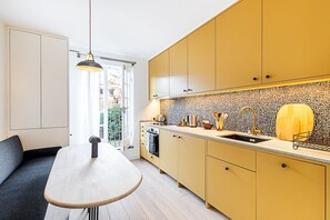 Fridge, dishwasher, coffee/tea maker, toaster - Elegant Two Bed Near Shoreditch (London)