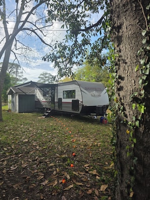 Property grounds - Welcoming 1-bedroom Cozy Camper with AC and heat, pet friendly. (Savannah)