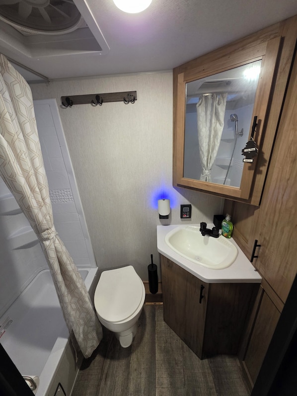 Towels, soap, toilet paper - Welcoming 1-bedroom Cozy Camper with AC and heat, pet friendly. (Savannah)
