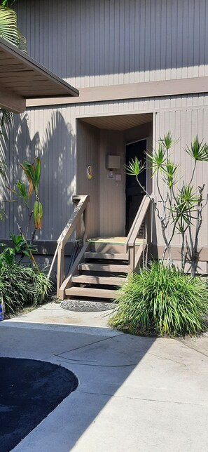 Exterior detail - Kanaloa at Kona oceanfront 3 bed 3 bath condo with gorgeous views, A/C included (Kailua-Kona)